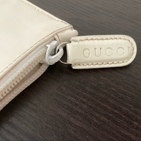 💕👛GUCCI GG EMBOSSED ZIP UP CLUTCH👛💕 - Picture 6 of 16